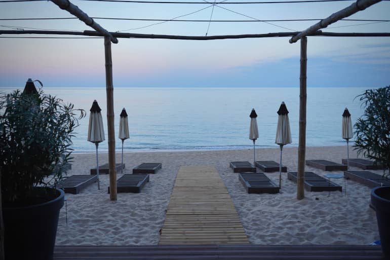 Am Strand Radjana Beach lässt sich die Aussicht genießen.
