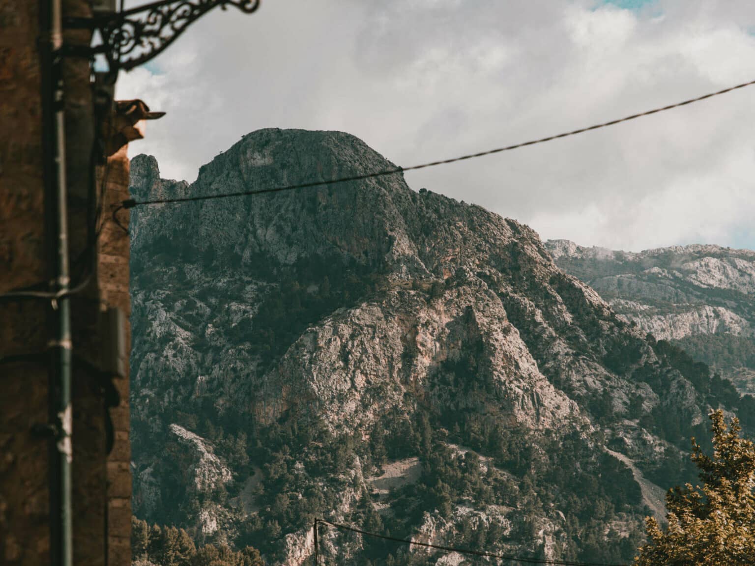 Im schönen Dorf Fornalutx auf Mallorca genießt man den Blick auf das Tramuntana Gebirge.
