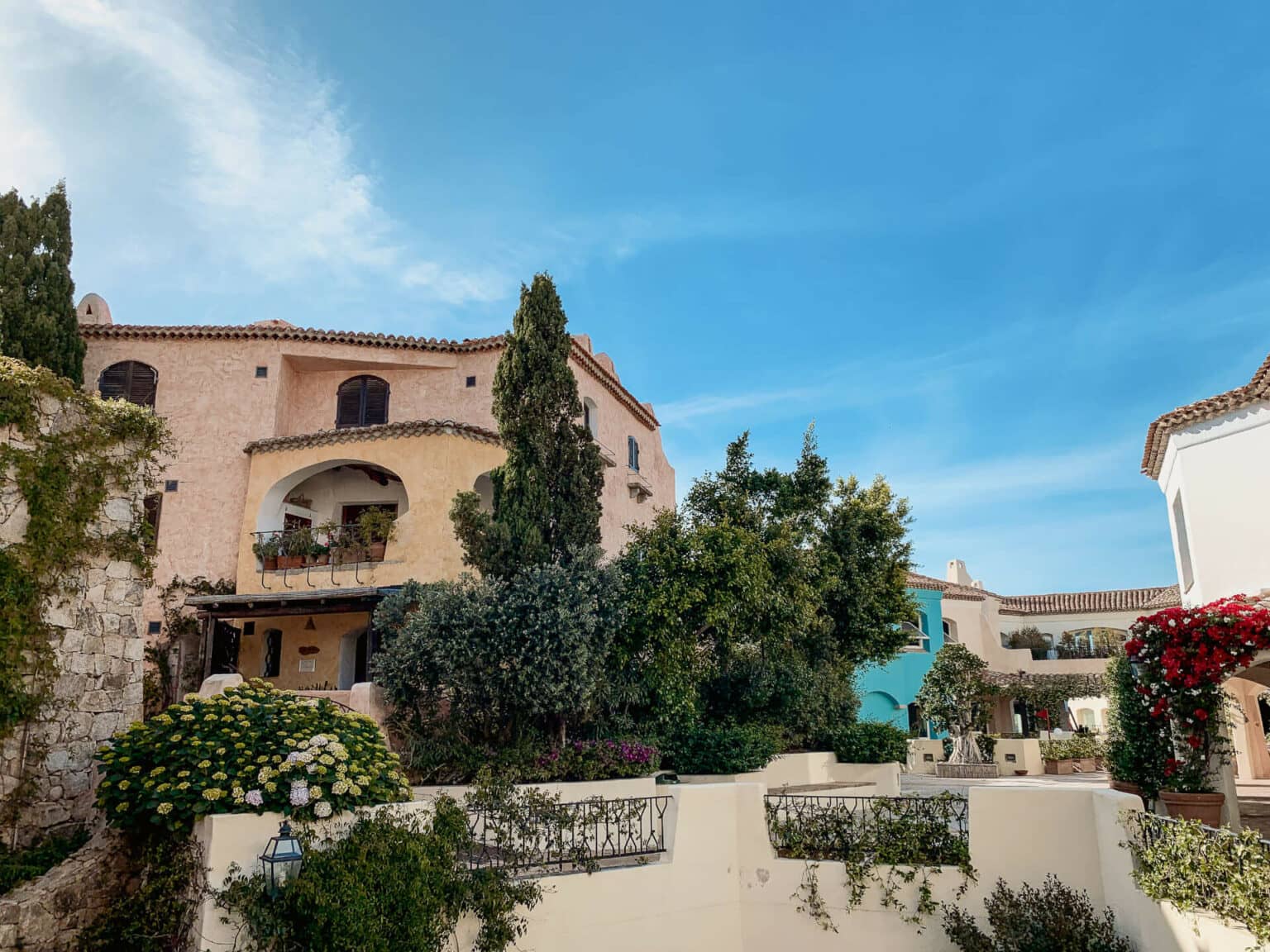 Die Piazzetta delle Chiacchiere bietet tolle Designer Boutiquen und Cafés.