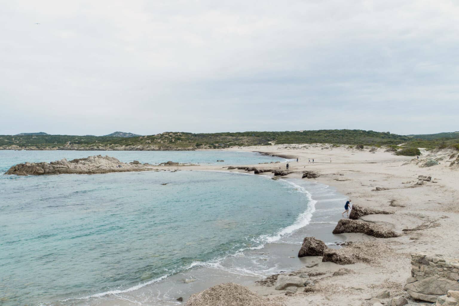 Der Strand Rena Majore lädt zu ausgedehnten Spaziergängen ein. 