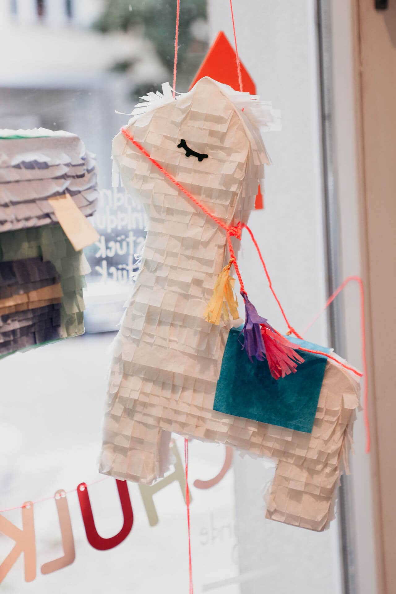 Farbenfrohe Piñatas im "einLaden".