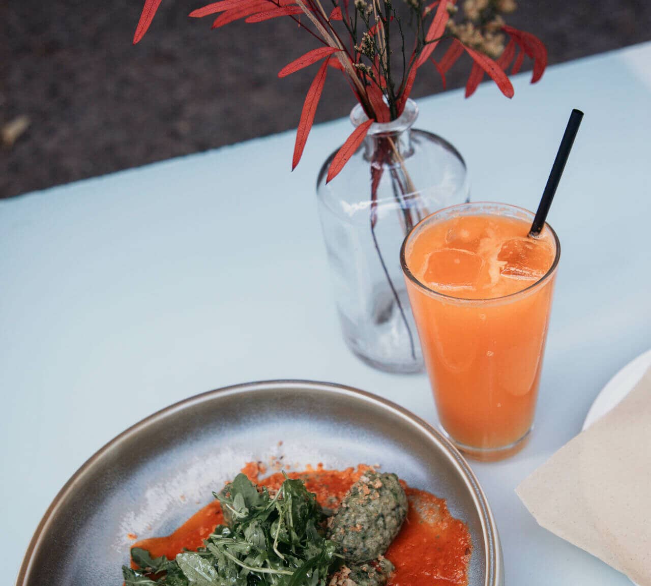 Mit Spinatködeln auf Tomatensauce und einem frischen Saft vom Frank Café kann man sich während seines Berlin-Trips stärken.