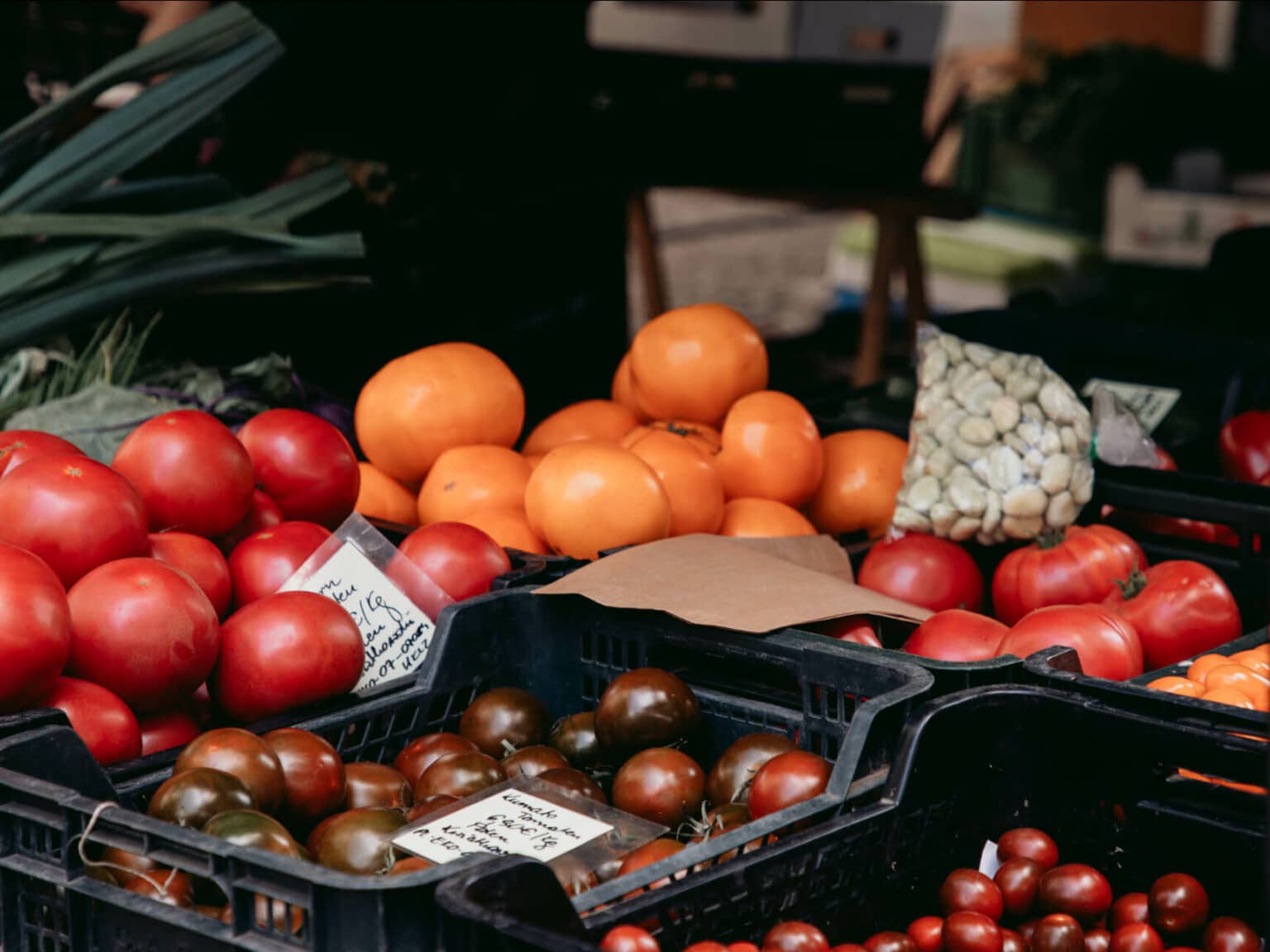 Verschiedene Tomatensorten, die auf dem Kollwitzmarkt angeboten werden.