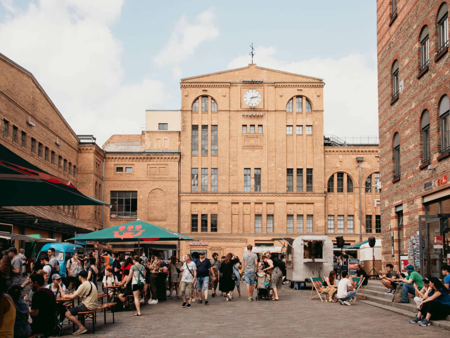 Der Street-Food-Markt im Hof der Kulturbrauerei in Berlin ist gut besucht.