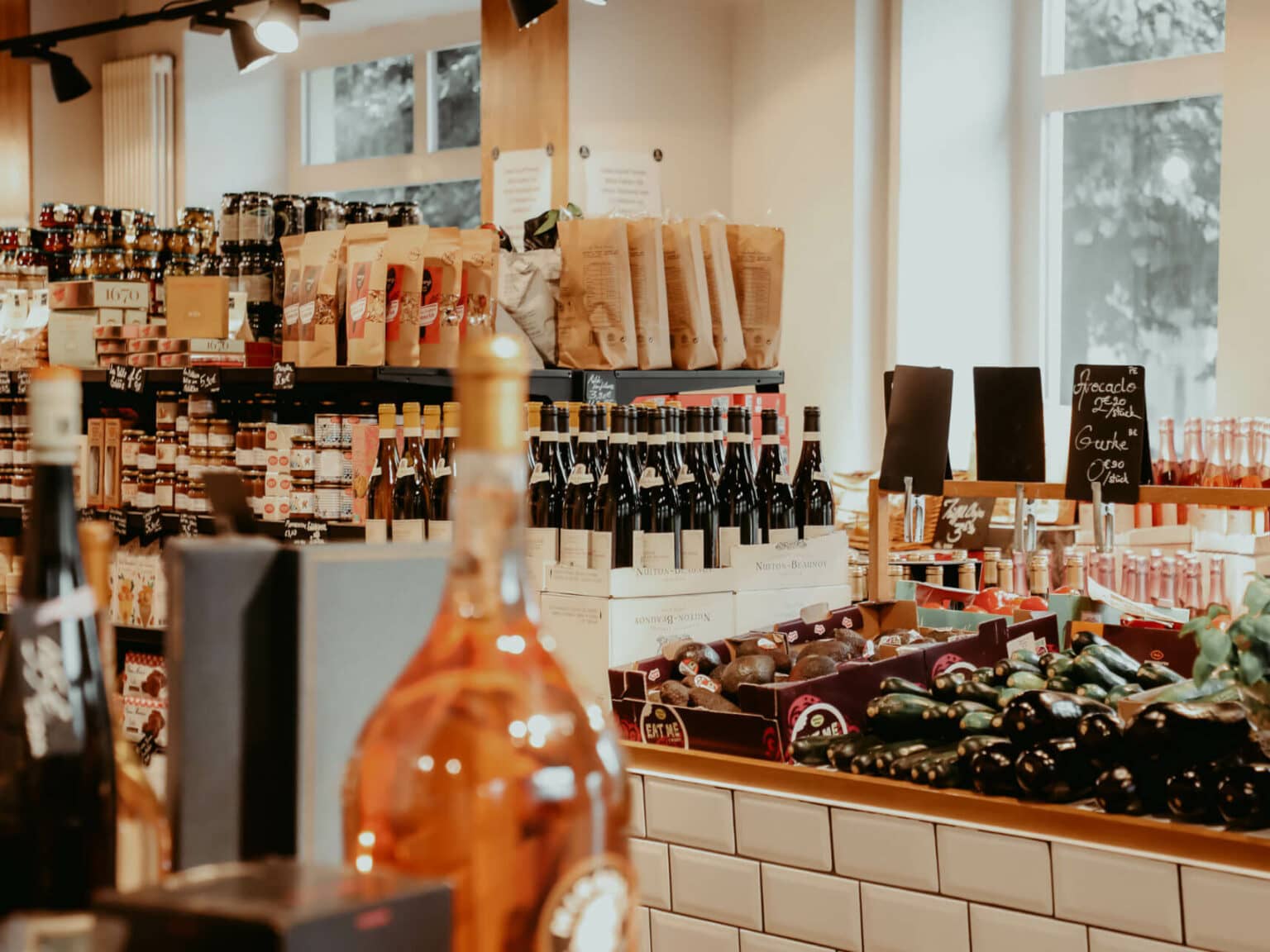 L’Épicerie in Berlin bietet verschiedene Feinkost Waren von Wein über Gemüse bis hin zu Brotaufstrichen an.
