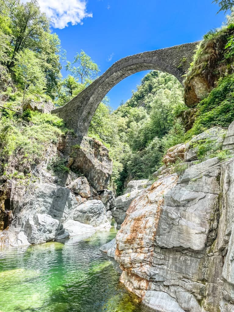 Die Römerbrücke im Centovalli.