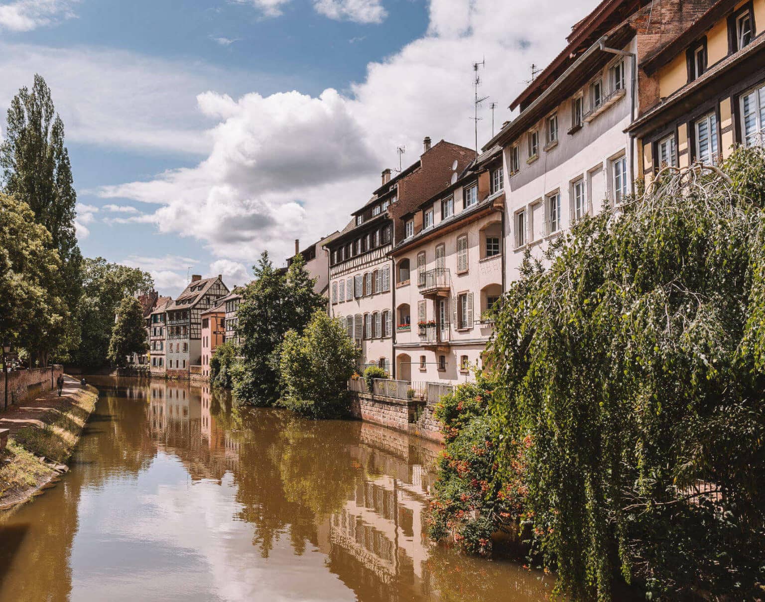 Die Häuserreihen an den Kanälen des Viertels La Petite France sehen aus wie aus dem Märchen.