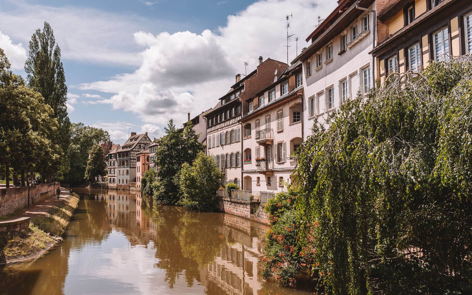 Die Häuserreihen an den Kanälen des Viertels La Petite France sehen aus wie aus dem Märchen.