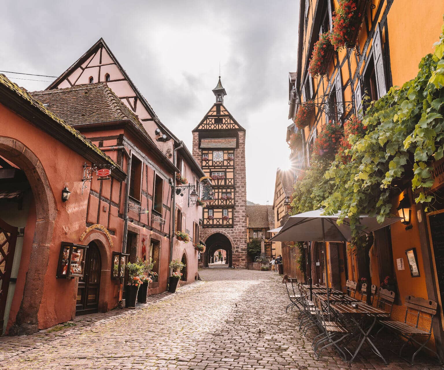 Das Dorf Riquewihr an der Weinstraße ist wie eine künstliche Kulisse mit schönen Ecken.
