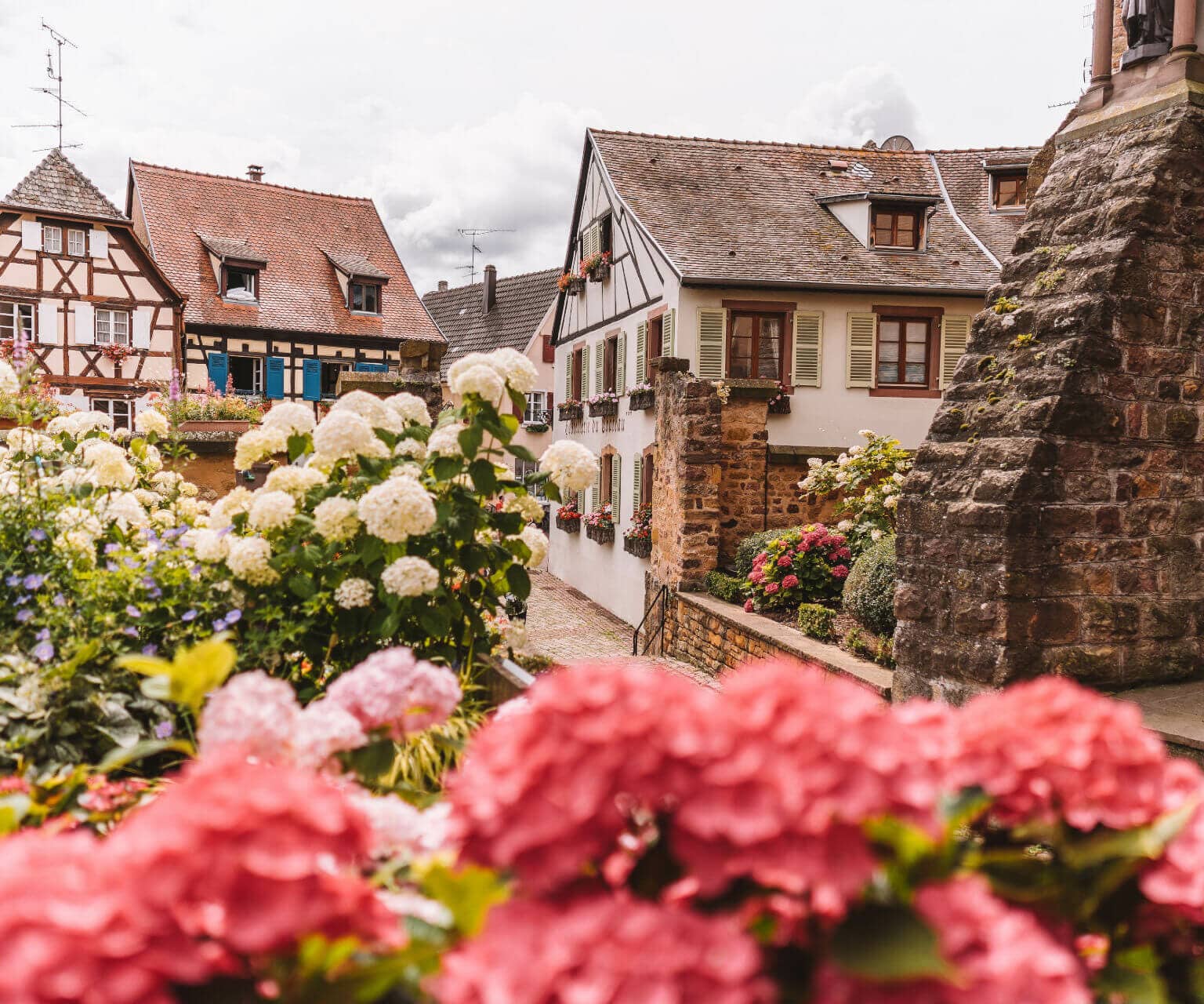 Das Dorf Eguisheim ist ein wunderschöner Geheimtipp mit historischen Gebäuden.
