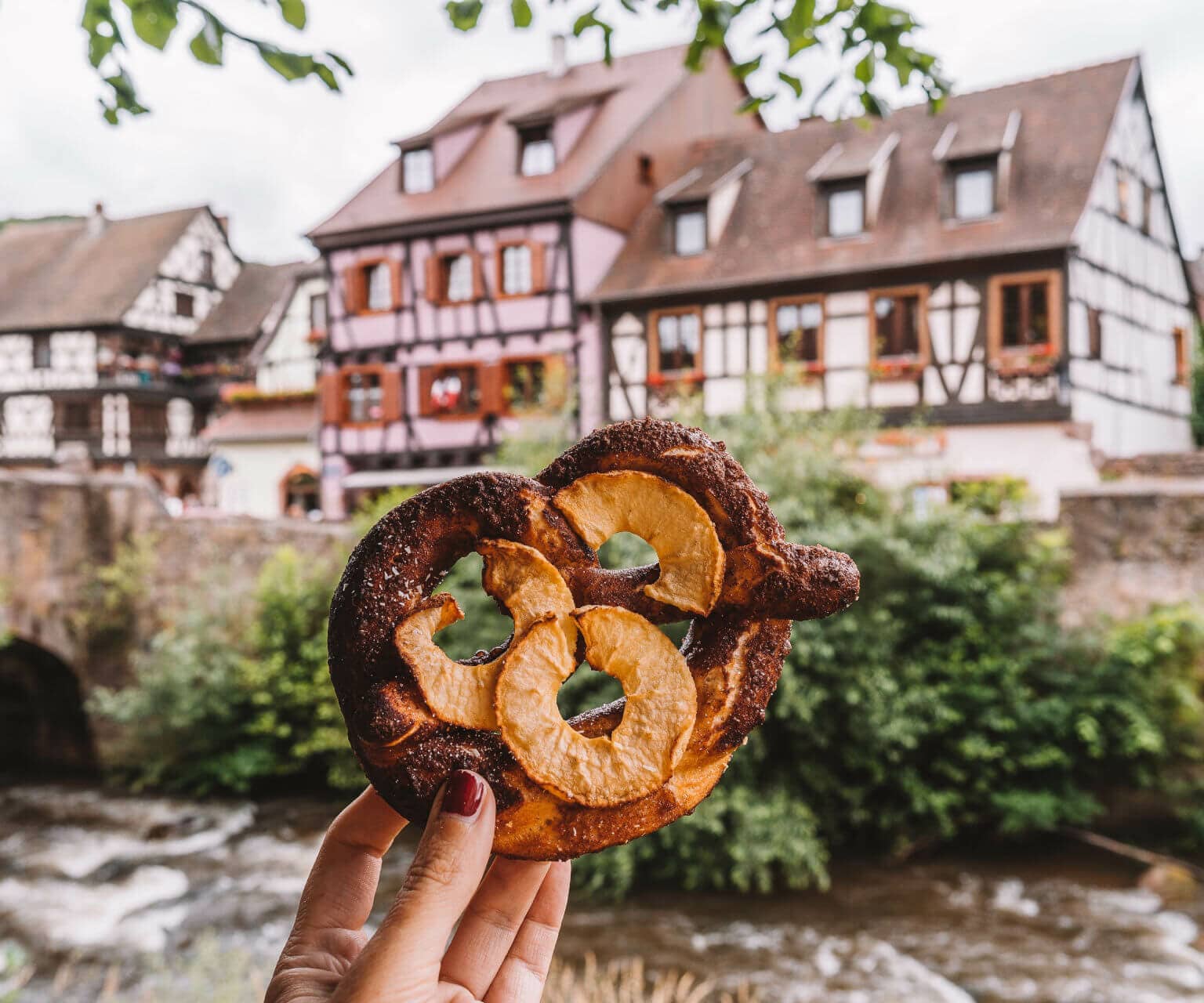 Die Brezel mir Apfelscheiben und Zimt sollte man sich bei einem Straßburg nicht entgehen lassen.