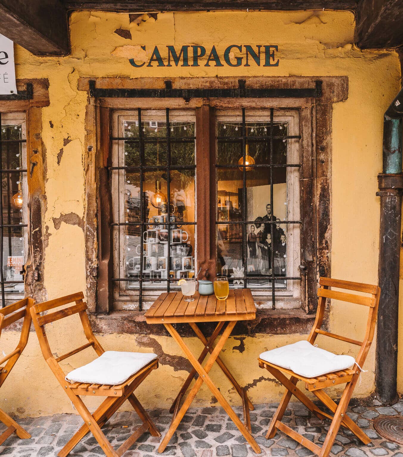Das kleine Galerie-Café L'Oiseau Rare ist ein echter Geheimtipp mit Café, Galerie und Bücherei.