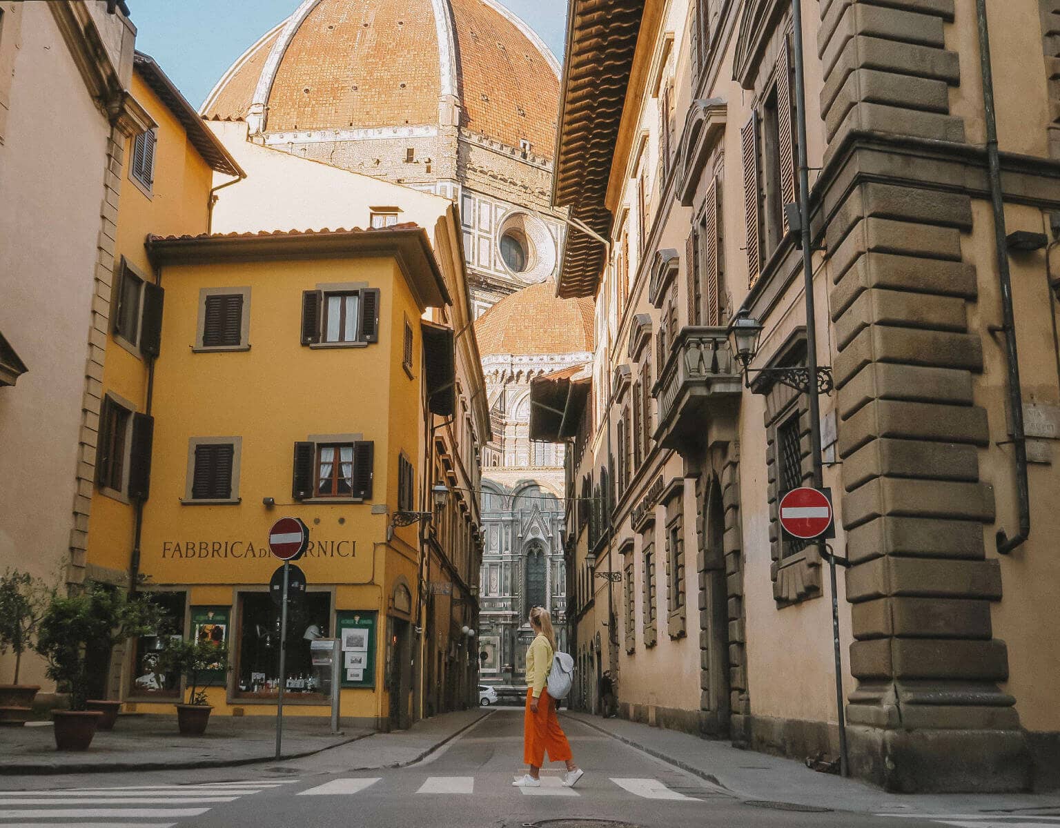 Florenz Geheimtipps: Frau streift durch die Gassen von Florenz.