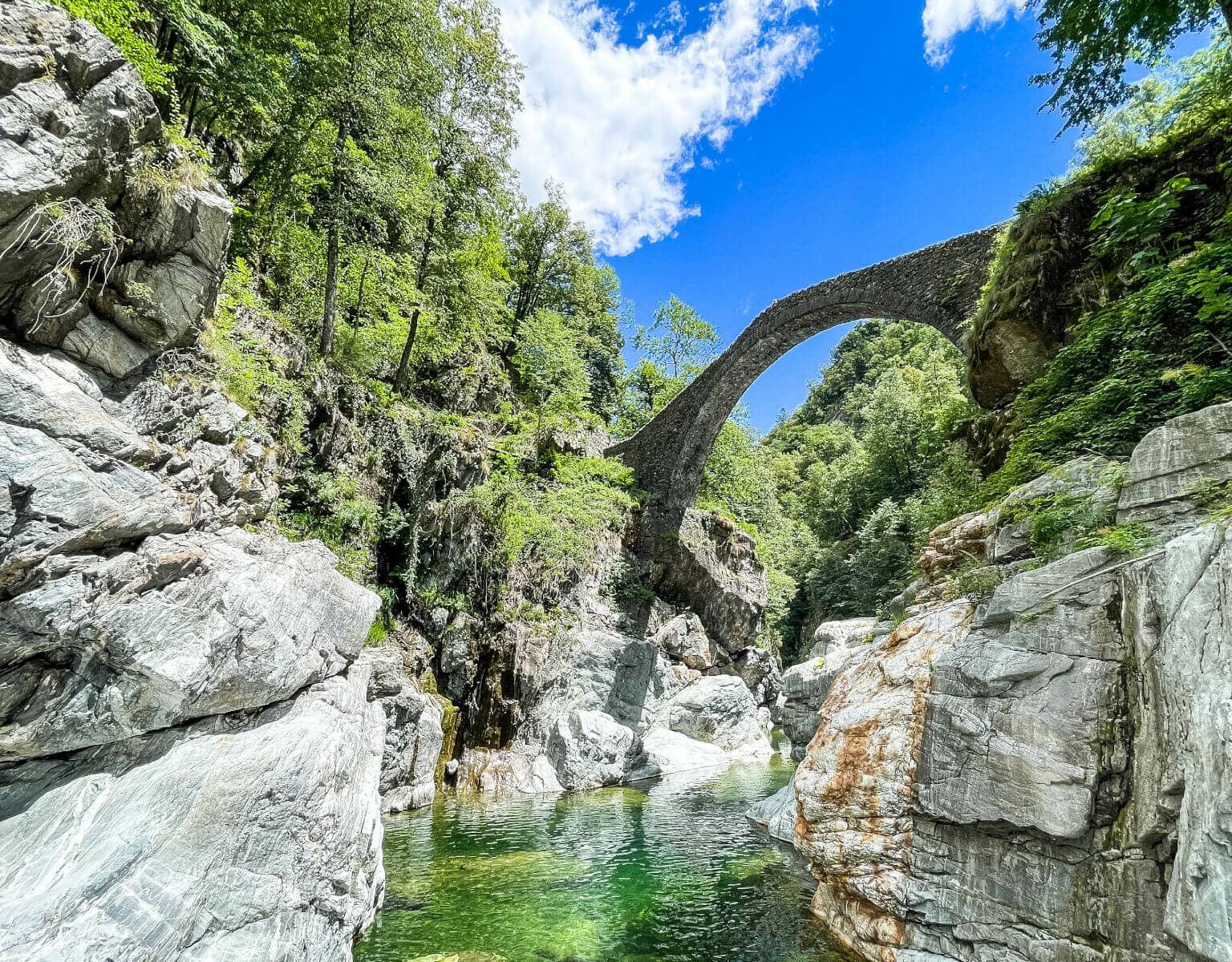 Im klaren Fluss unter der Römerbrücke im Centovalli kann man auch baden.