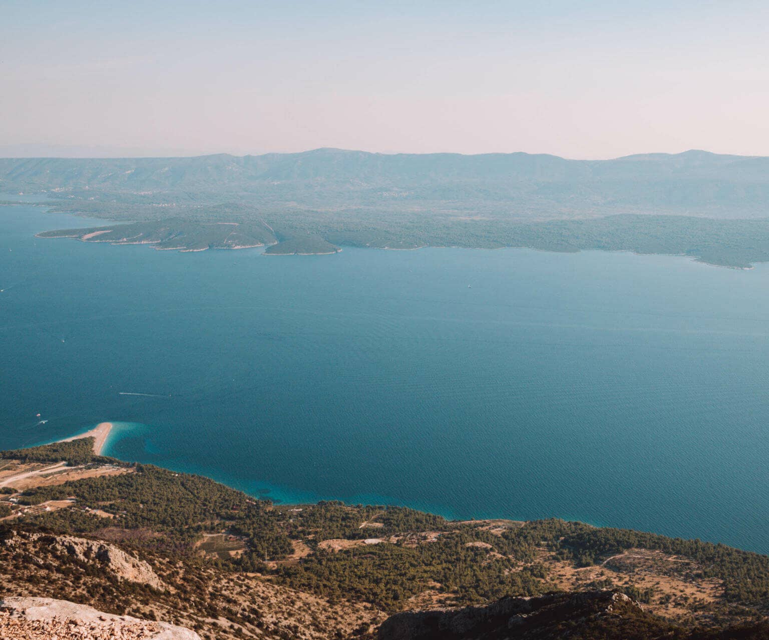 Eine Sehenswürdigkeit für sich: Vom höchsten Berg der Insel Brac, der Vidova Gora, hat man eine atemberaubende Aussicht über das Meer bis hin zur nächsten Insel.
