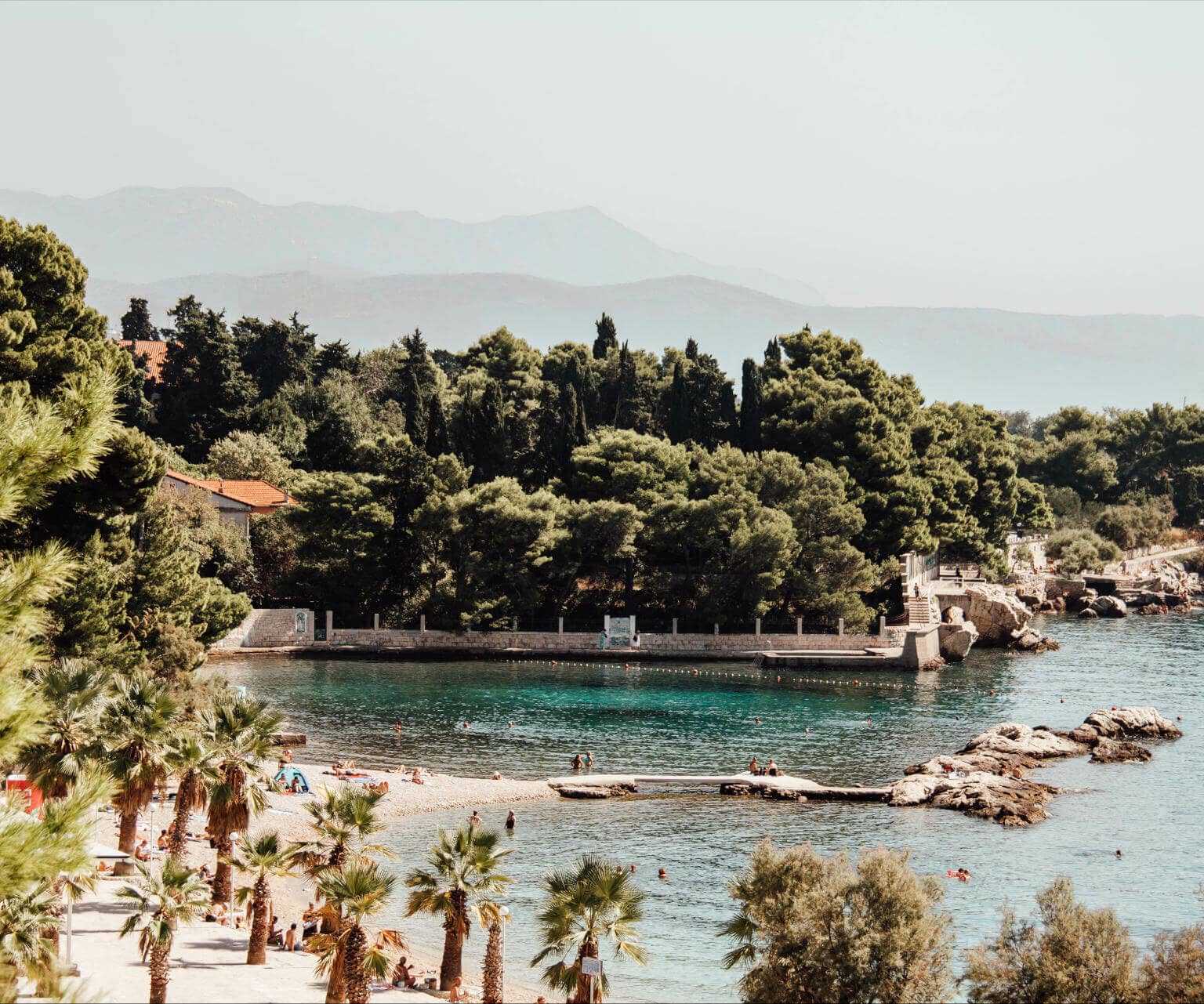 Das strahlend blaue Wasser am Jezinac Strand ist bei Einheimischen wie Touristen gleichermaßen beliebt und lädt zum Baden ein.