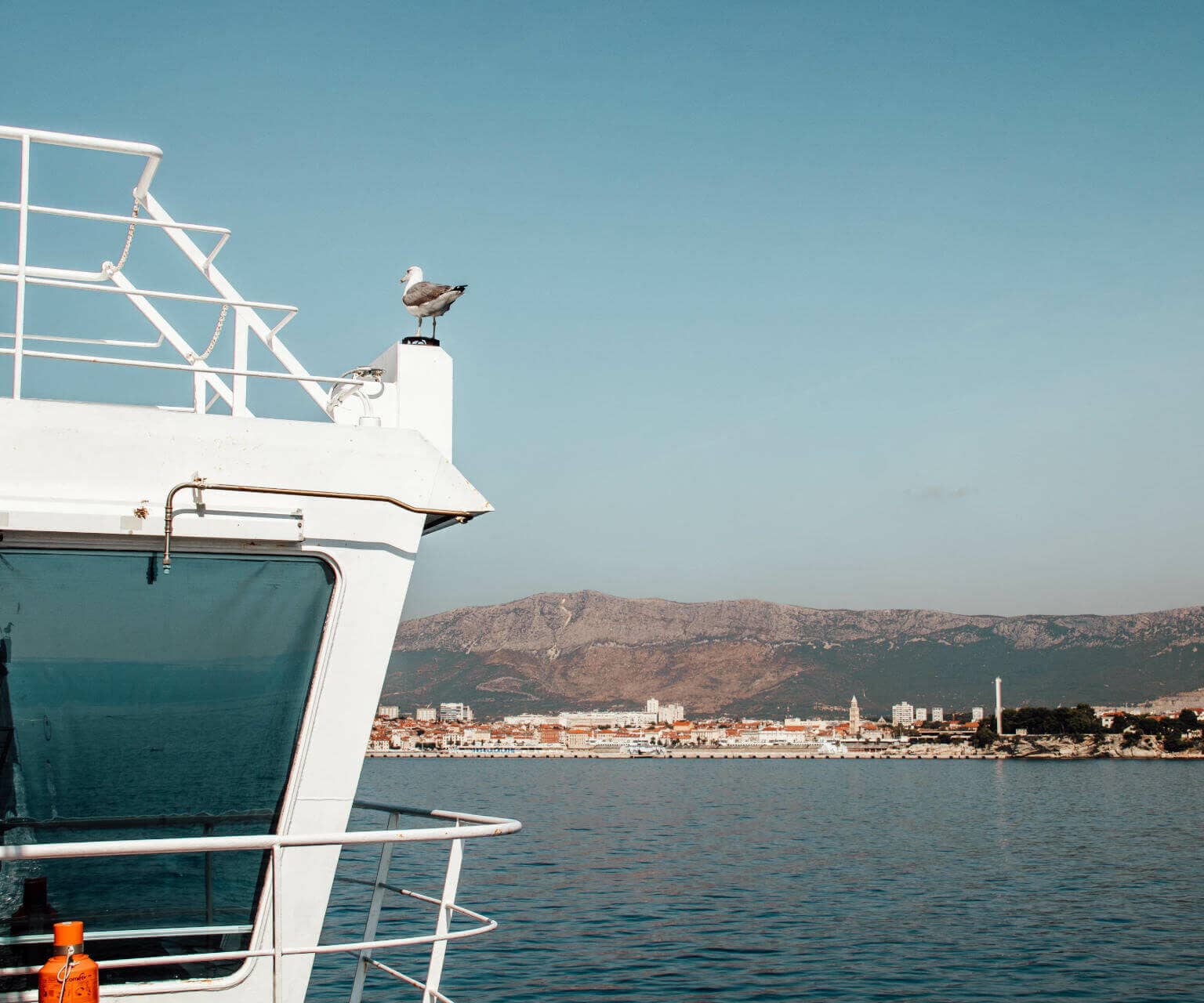 Von der Fähre auf dem Weg von Split nach Supetar kann man schon die ersten Städte und Sehenswürdigkeiten entdecken.