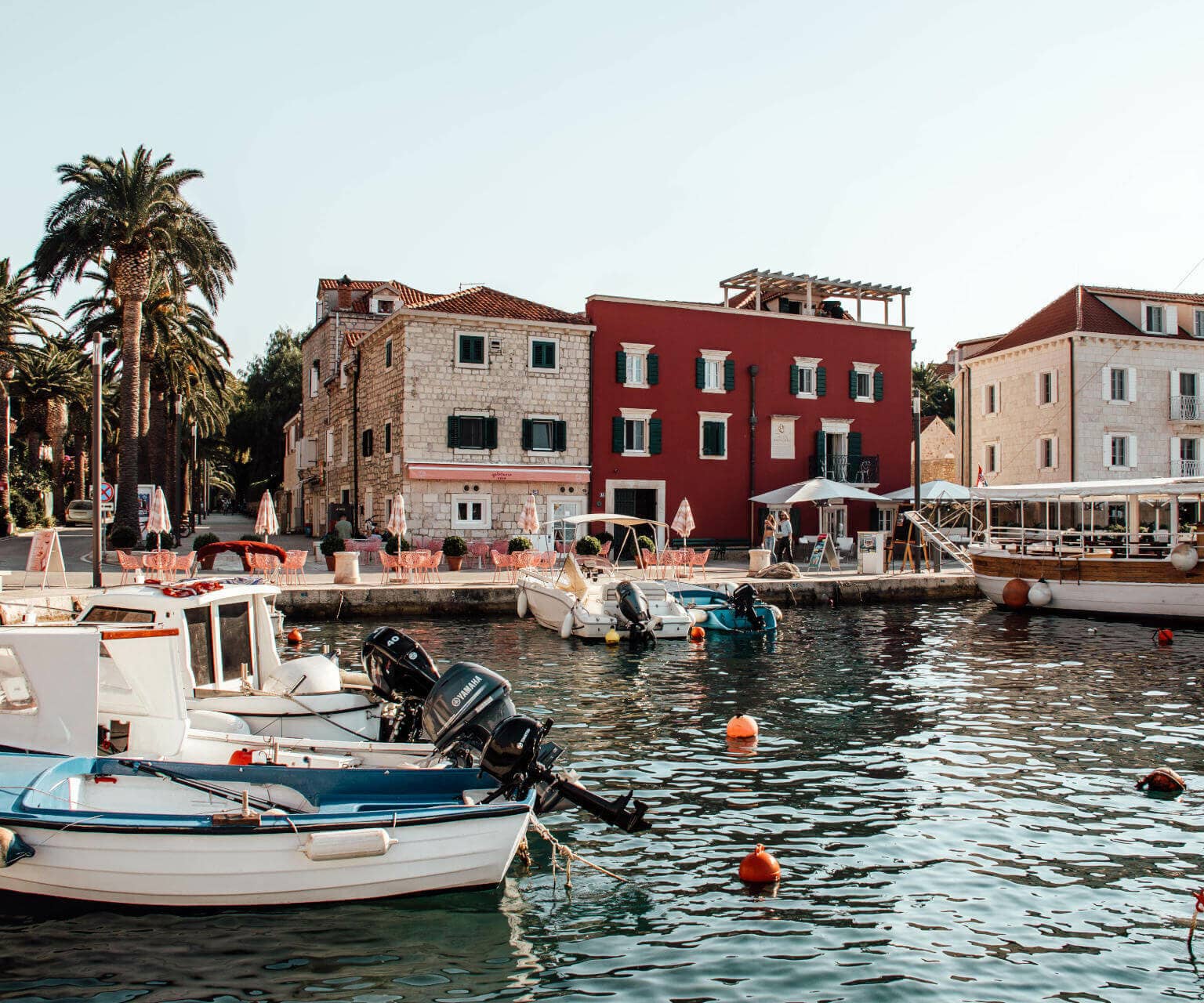 Die Boote, Palmen und Häuser am Hafen von Sutivan auf Brac machen die perfekte Urlaubsfotos.