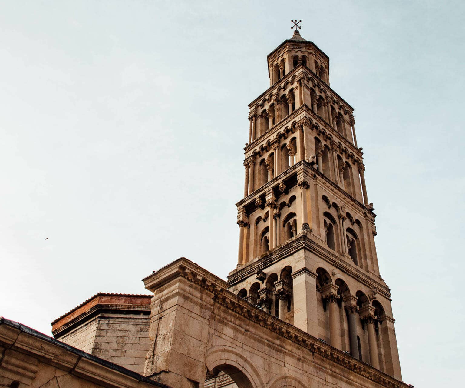 Die Aussicht auf den Glockenturm der Kathedrale in Split.