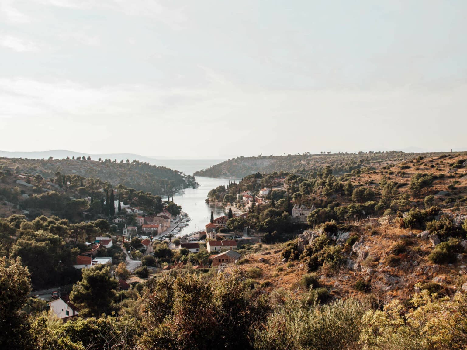 Ein Geheimtipp auf Brac: Vom Aussichtspunkt oberhalb der Ortschaft hat man eine wunderschöne Aussicht über die Stadt, die Berge und den Fluss.
