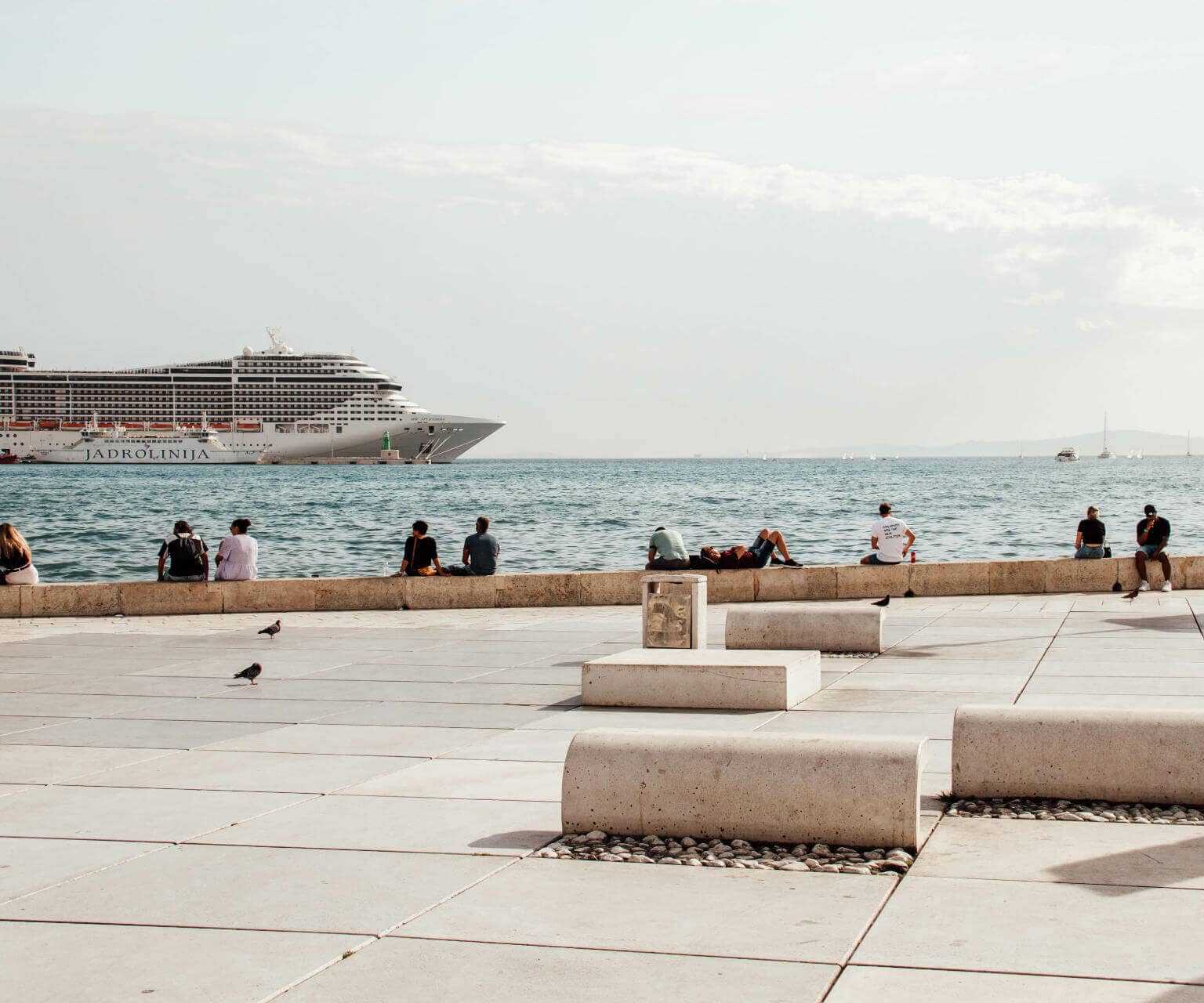 Von der Uferpromenade kann man die Aussicht aufs Wasser und die vorbeifahrenden Schiffe genießen.