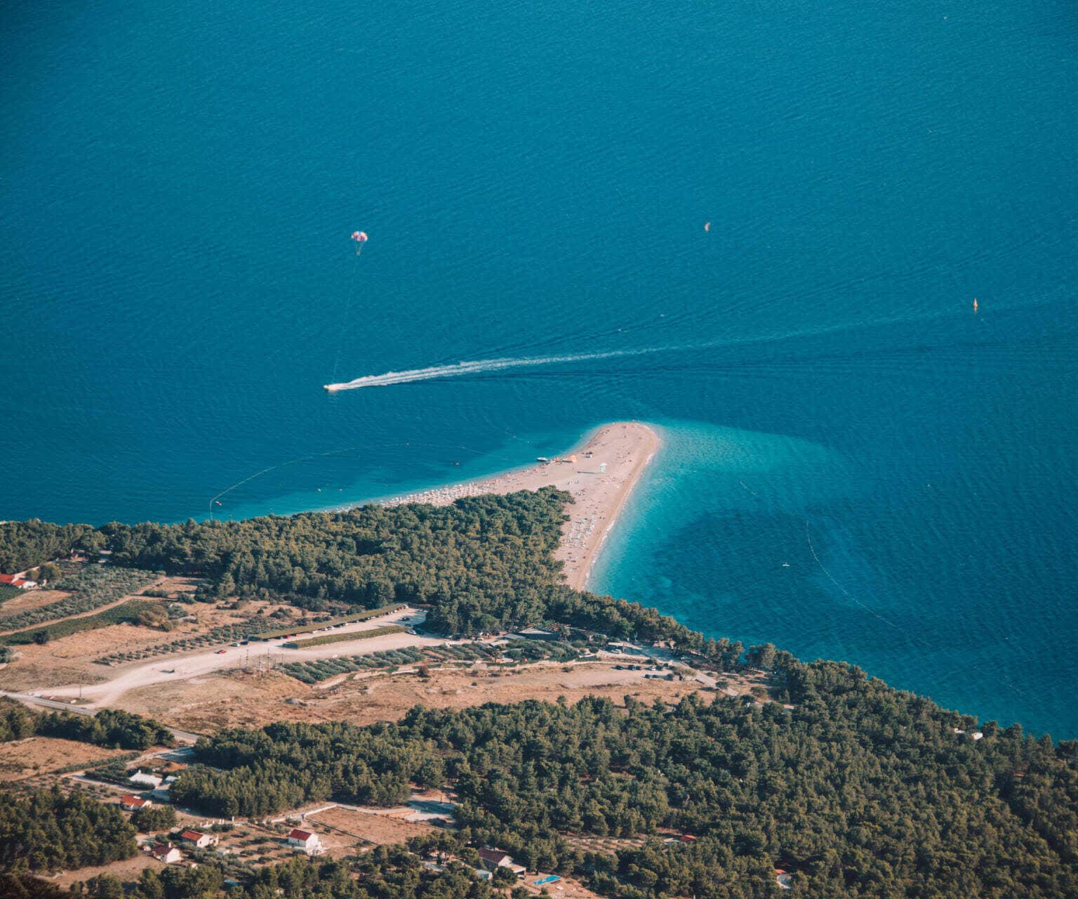 Der Strand Zlatni Rat auf Brac ist bekannt für die Landzunge.