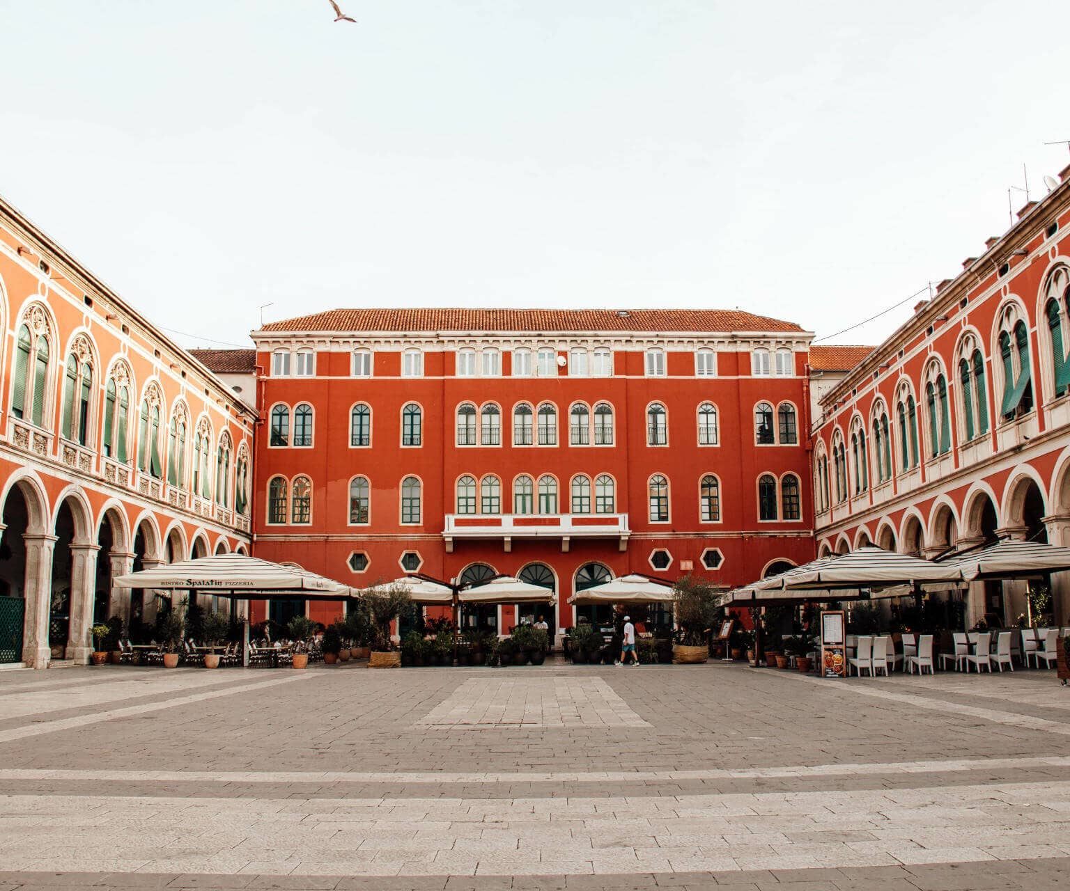 Der Platz der Republik in Split ist von prachtvollen roten Gebäuden umgeben.