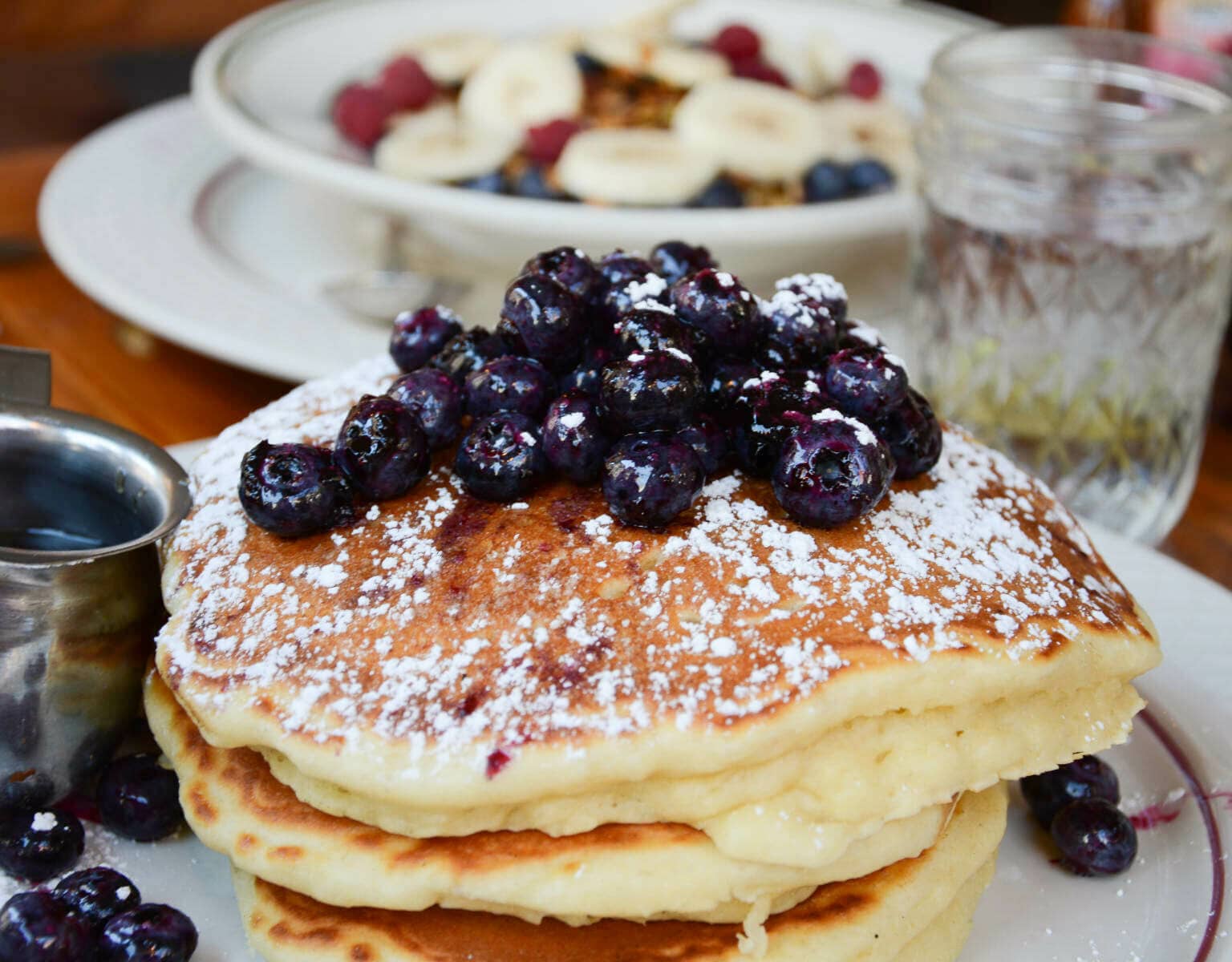 Die fluffigen Pancakes mit Heidelbeeren im Bubbly’s in Tribeca kann man fast schon durch das Bild riechen – ein Frühstücks- und Brunch-Paradies in New York City!