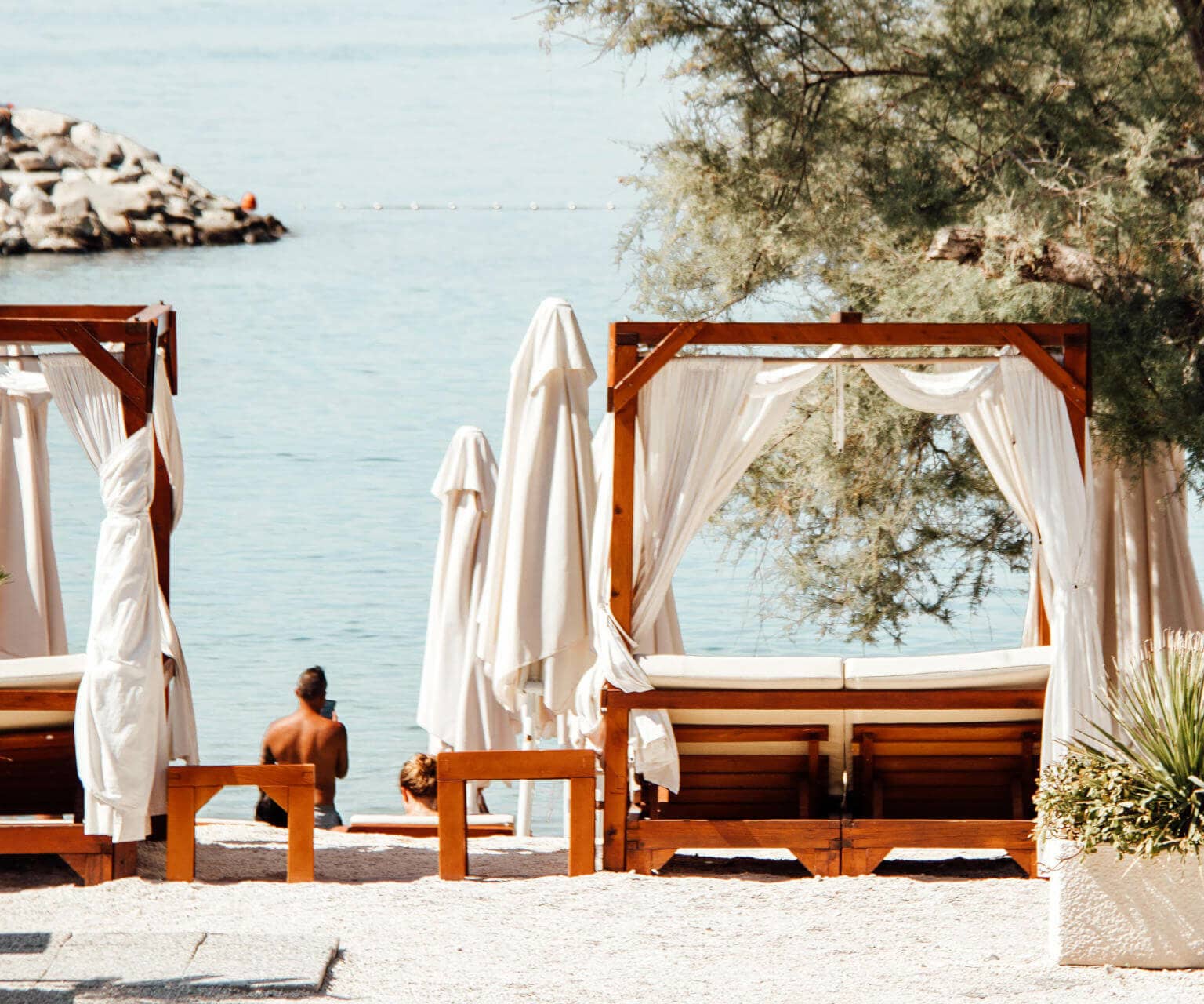 Am Kasjuni Strand in Split gibt es zahlreiche Liegen zum entspannen.