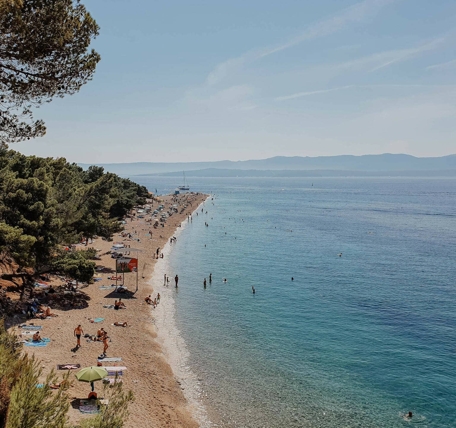 Der Zlatni Rat ist nicht nur eine besondere Sehenswürdigkeit, sondern lockt auch Badeliebhaber an den Strand.