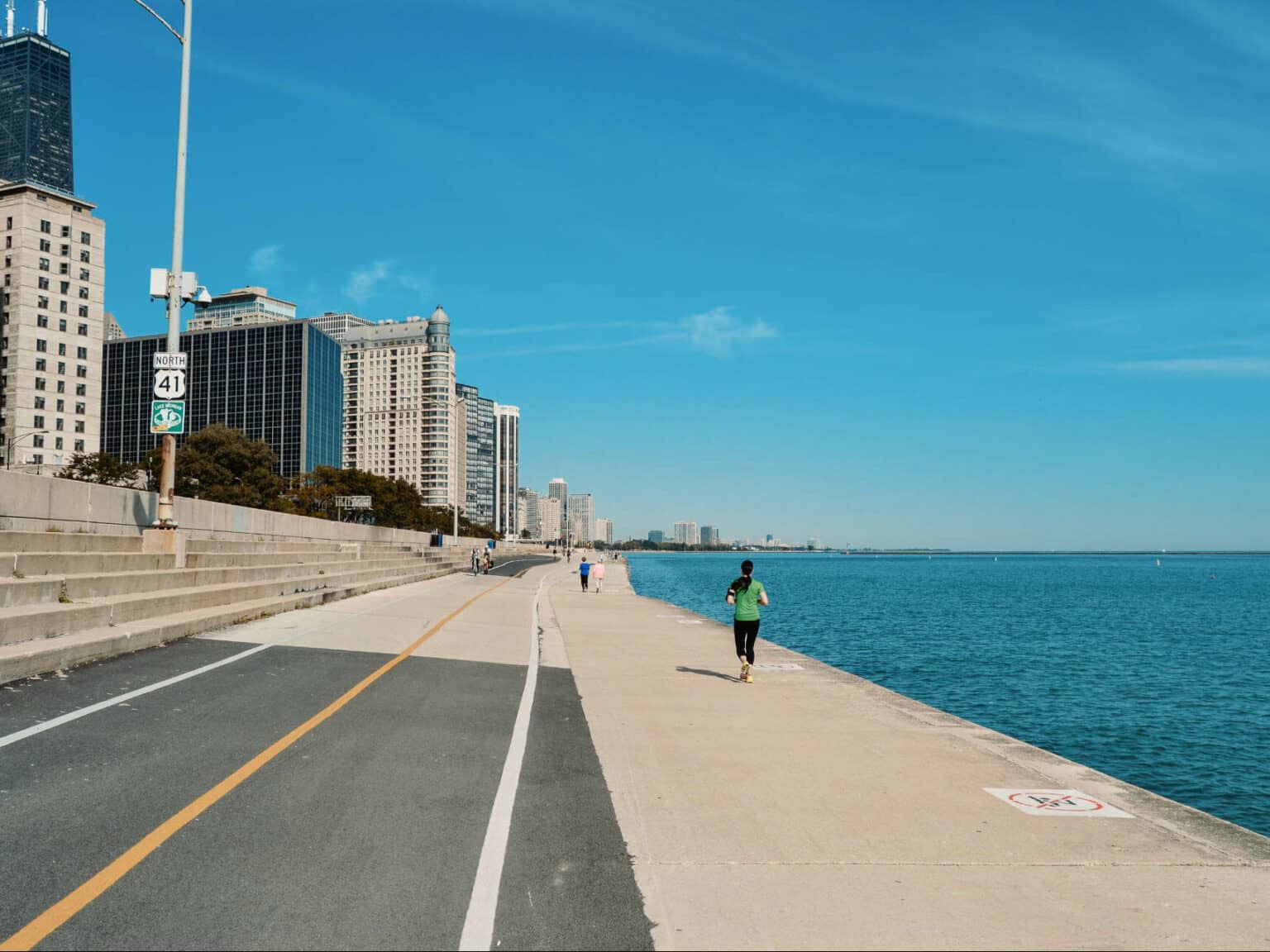 Der Lakefront Trail in Chicago läuft am Wasser entlang.