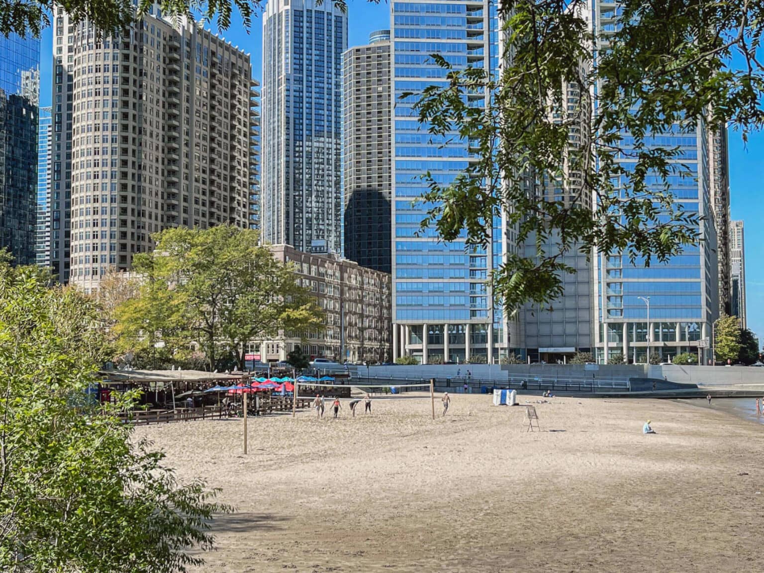 Das Caffe Oliva bietet einen tollen Blick über den Lake Michigan - ein echter Insider Tipp unter den Beachbars in Chicago.