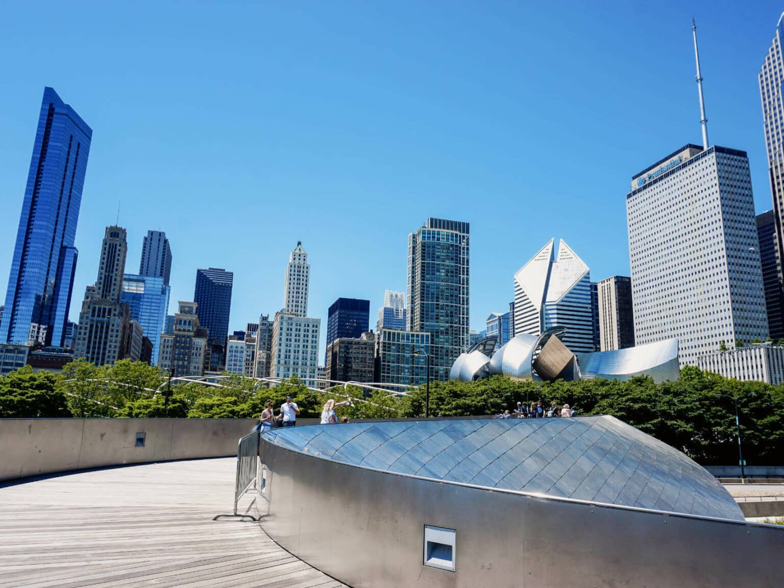 Auf der BP Pedestrian Bridge hat man eine tolle Aussicht auf die Hochhäuser von Chicago.