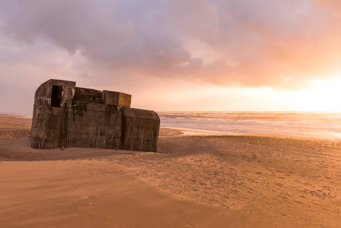 Ein verbliebener Bunker aus dem zweiten Weltkrieg ragt an der Küste Dänemarks heraus - eine ganz besondere Sehenswürdigkeit mitten in der Natur.