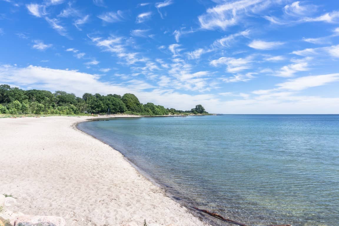 Die Flensburger Förde verzaubert mit weißen Sandstränden, die an die Karibik erinnern.