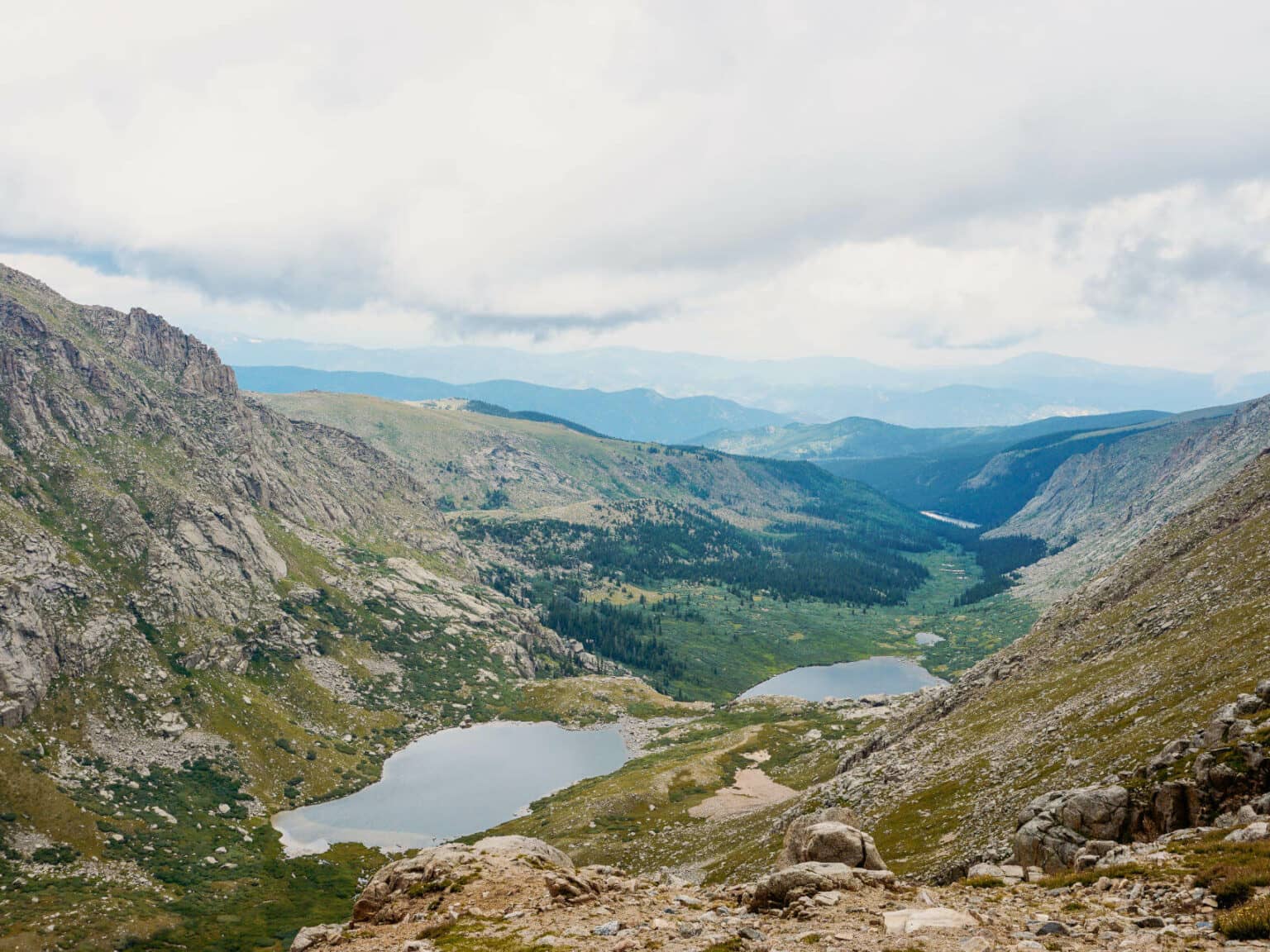 Von den Bergen in der Umgebung von Denver hat man eine atemberaubende Aussicht auf das Tal.