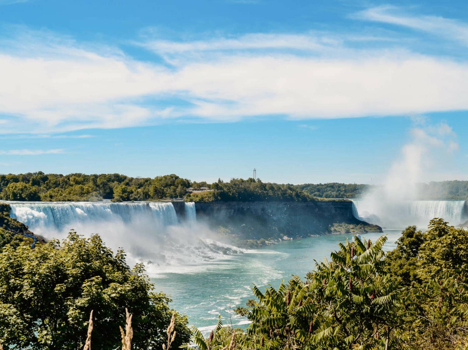 Die Niagarafälle sind eine der bekanntesten Sehenswürdigkeiten weltweit und dürfen bei einem Besuch im nahegelegenen Toronto natürlich nicht fehlen.