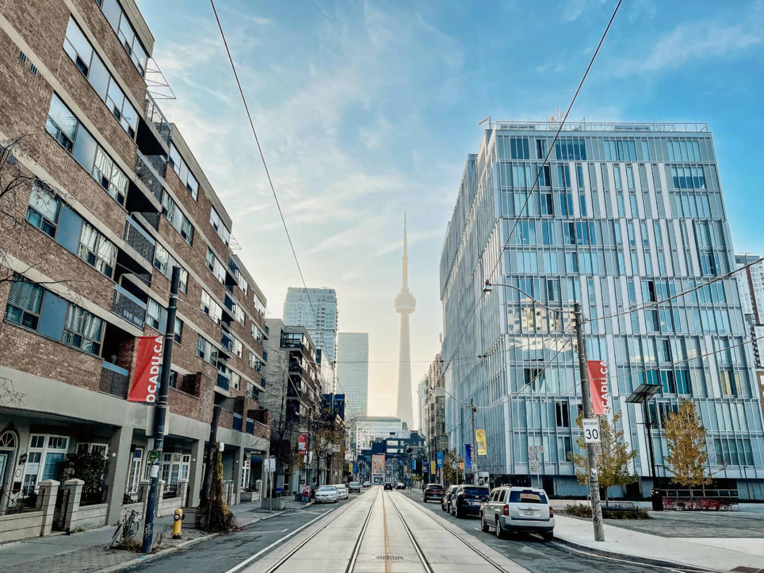 Fast überall in Downtown Toronto ist der CN Tower zu sehen.