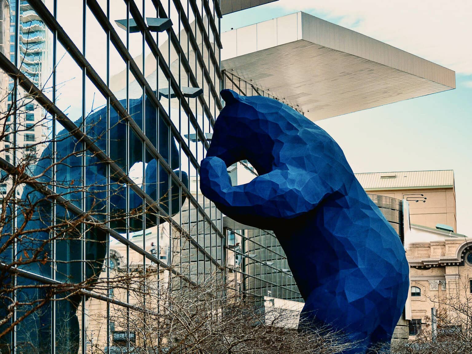 Der Blaue Bär, der durch das Convention Center von Denver schaut, ist eine sehr interessante Sehenswürdigkeit.