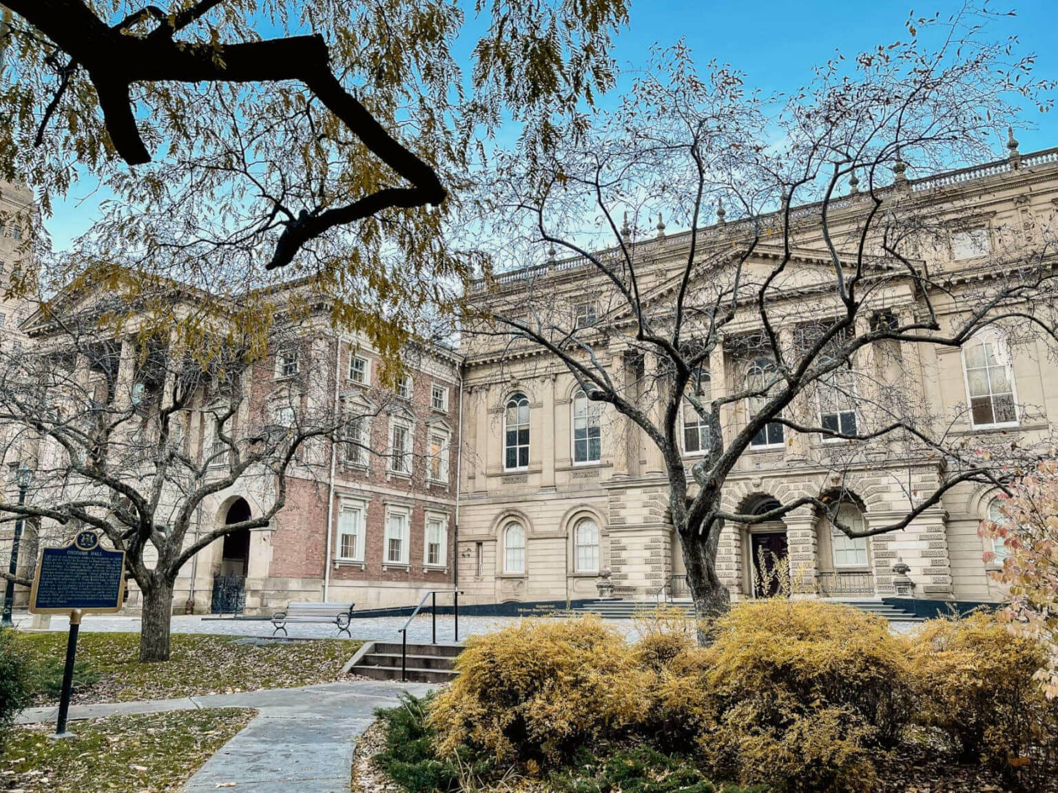 Die Gärten rund um die Osgoode Hall sind perfekt für einen Spaziergang in der Stadt.