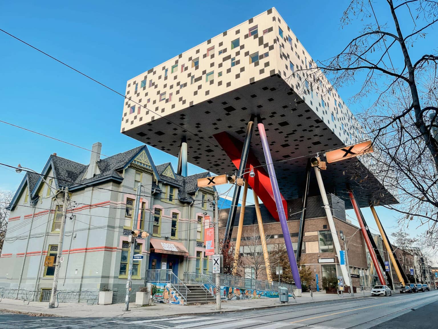 Das Ontario College of Art & Design ist schon von Weitem zu sehen. 