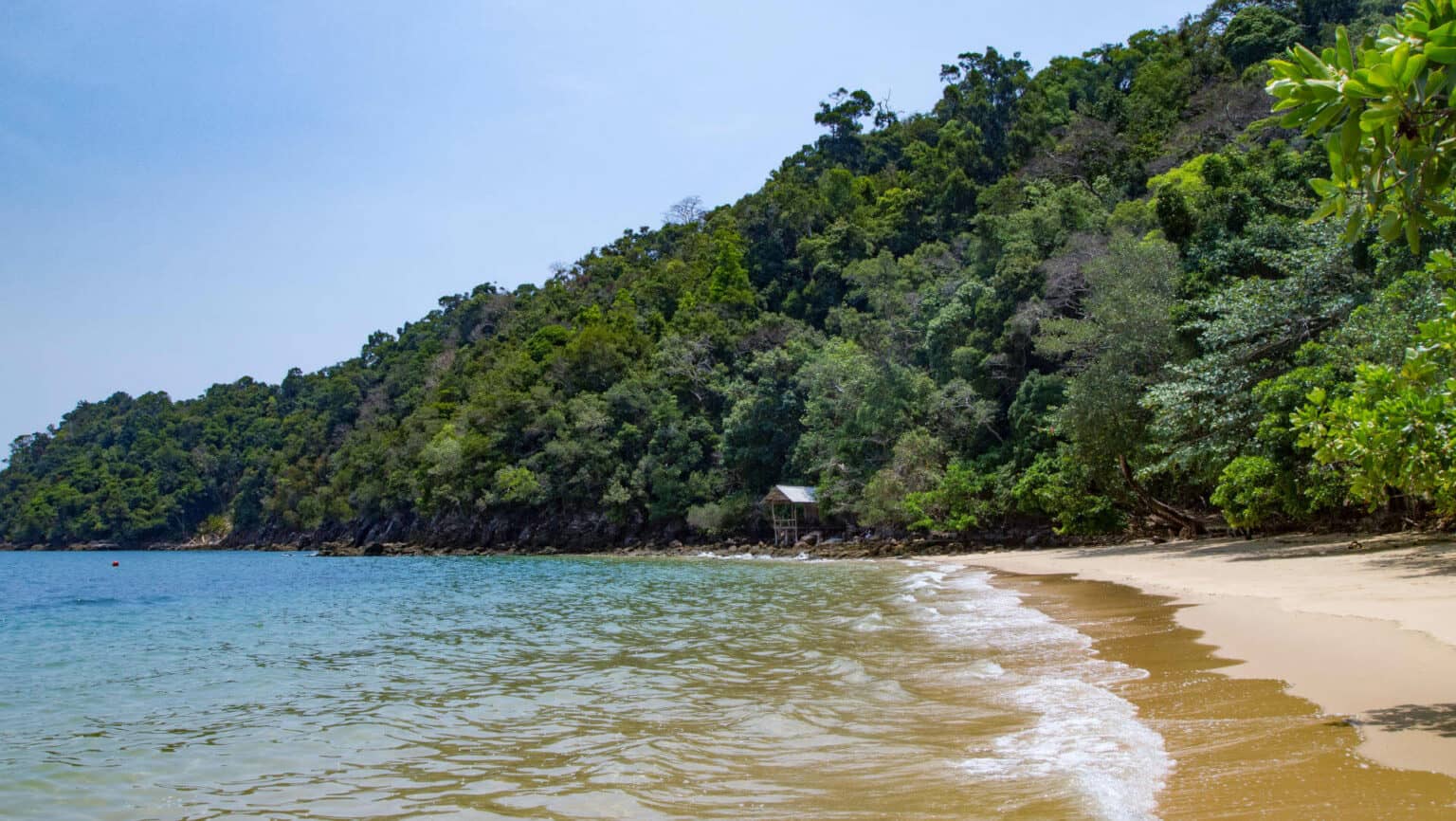 Mit etwas Glück kann man am Monkey Bay sogar echte Affen beobachten.
