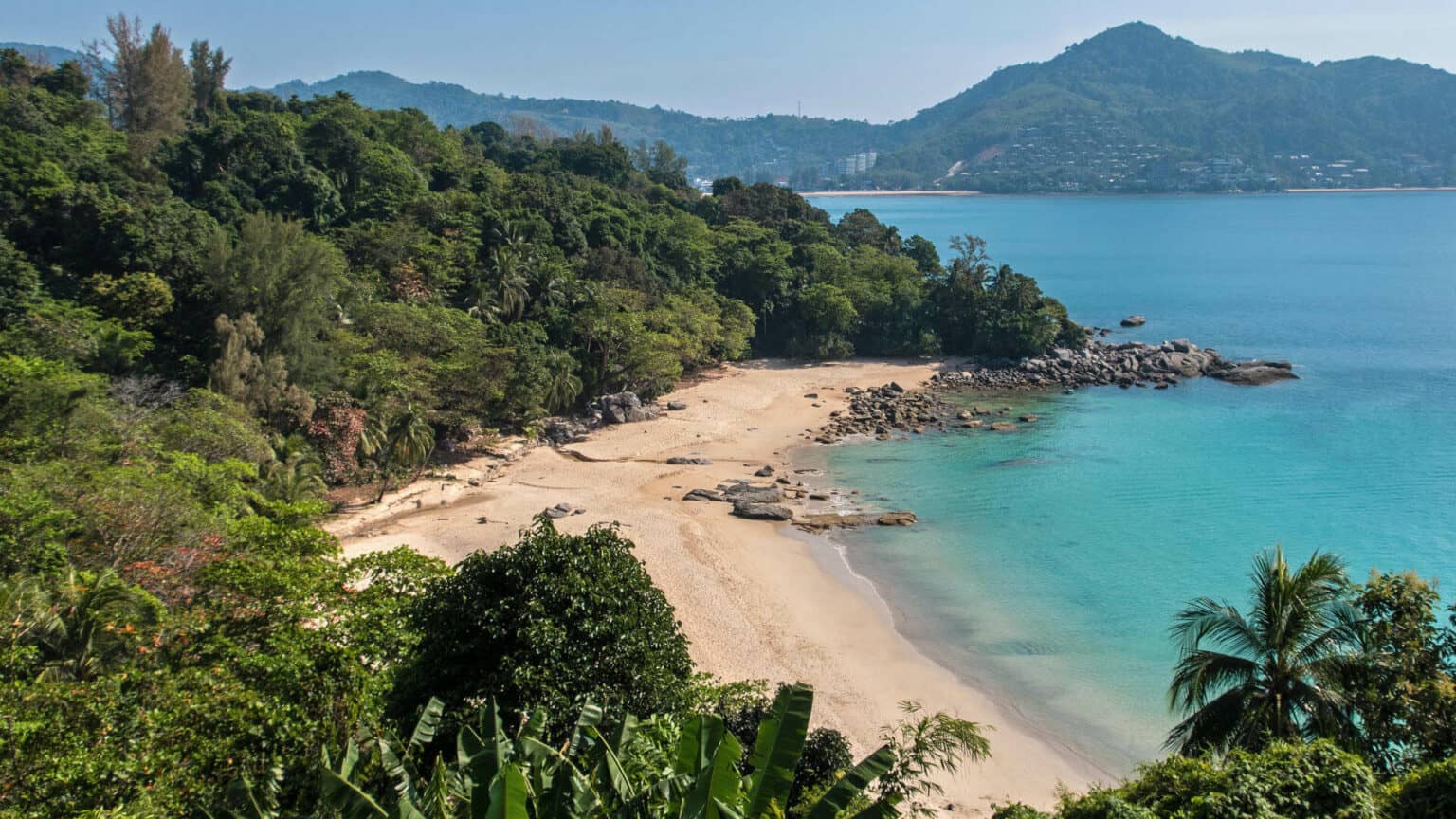 Phuket ist die größte und wohl beliebteste Insel in Thailand.