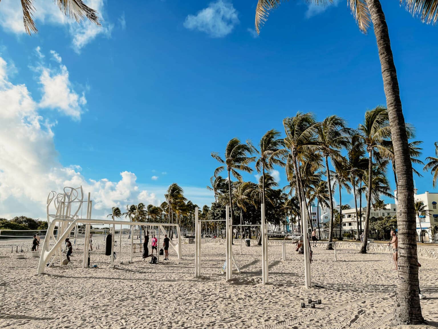 Wer lieber anderen beim Schwitzen zusieht, ist am Muscle Beach genau richtig.