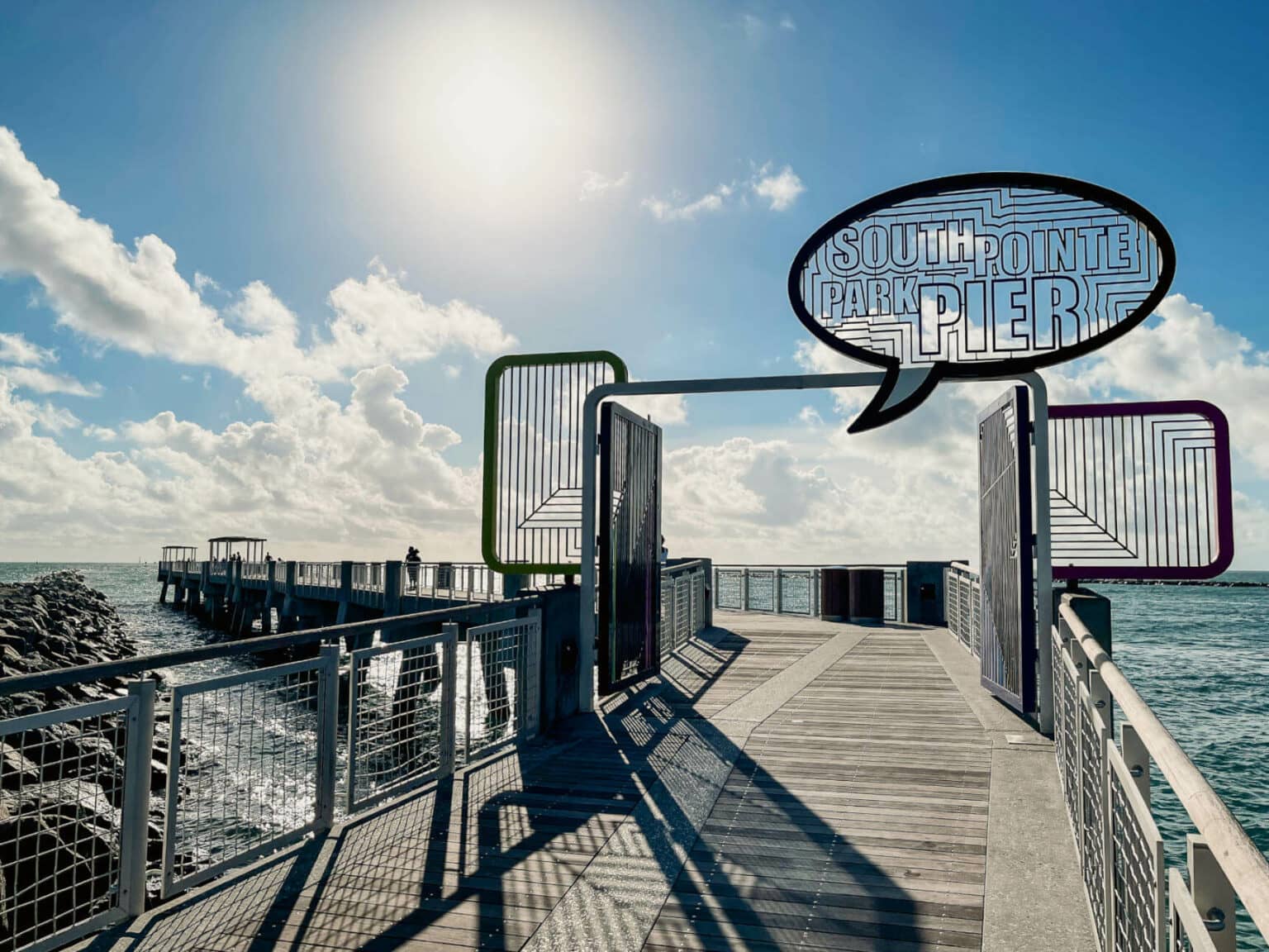 Einfach mal die Seele baumeln lassen und aufs Meer blicken am South Pointe Park Pier. 