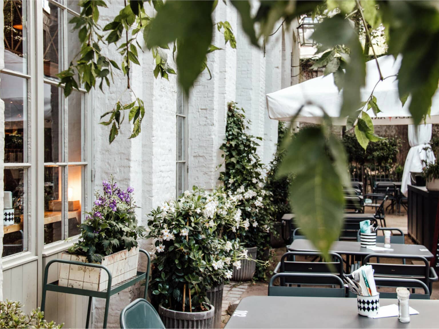 Das Restaurant La Fabrique en Ville bietet sowohl drinnen als auch draußen Essen in idyllischer Ambiente an.
