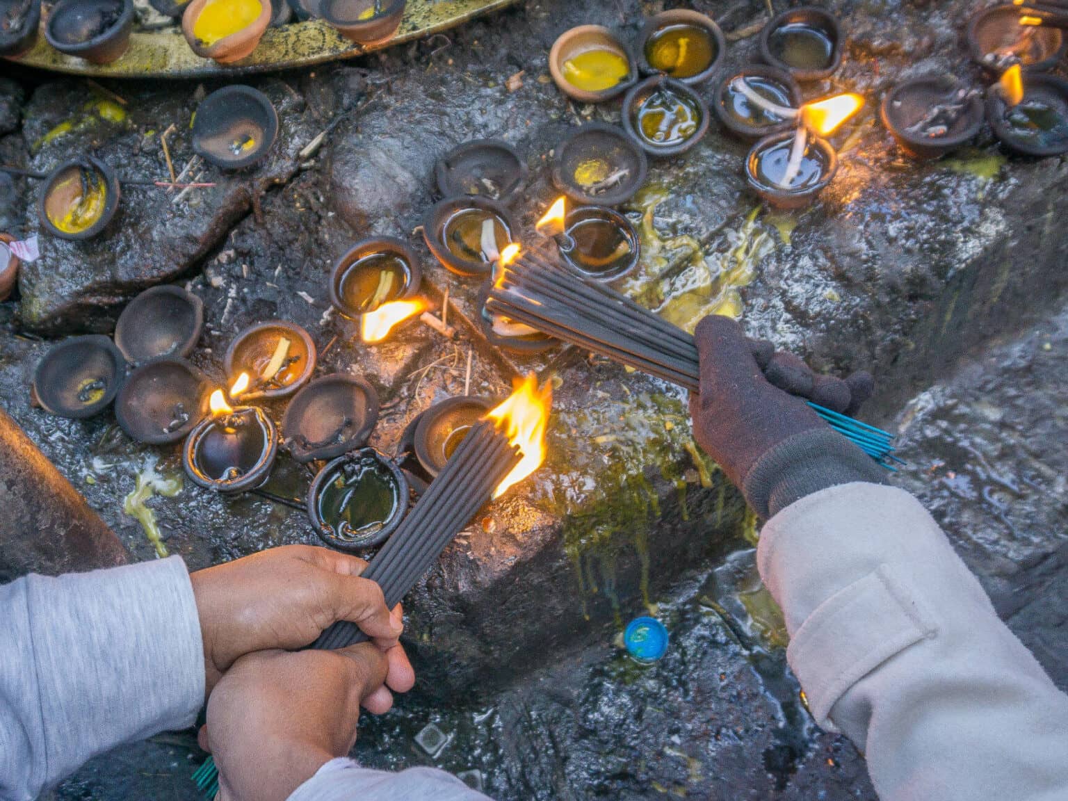 Oben am Adams Peak in Sri Lanka werden Opfergaben von den Mönchen arrangiert.