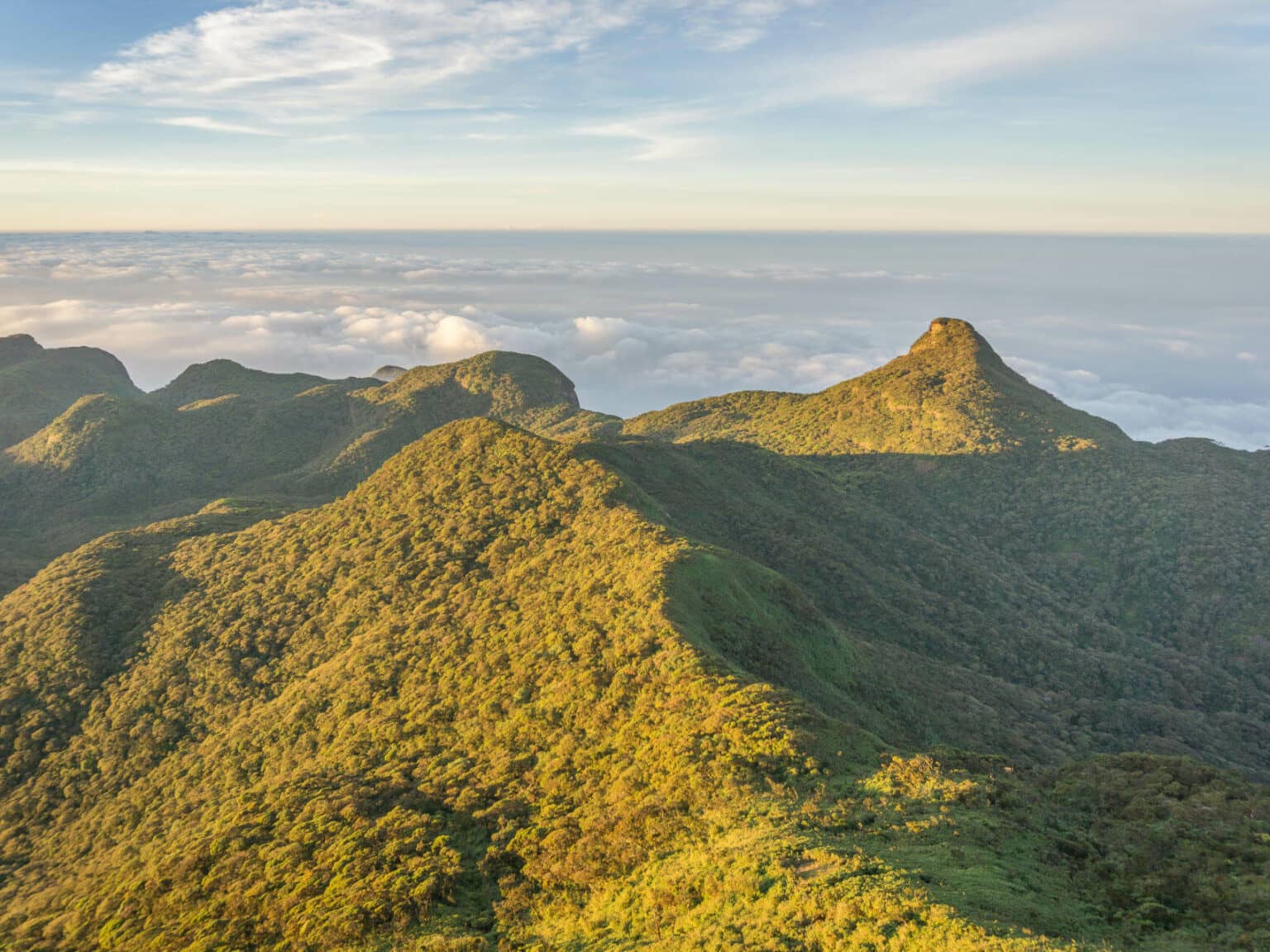 Ein besonderes Highlight auf der Sri Lanka Reise: Den Sonnenaufgang vom Gipfel des Adams Peak beobachten.