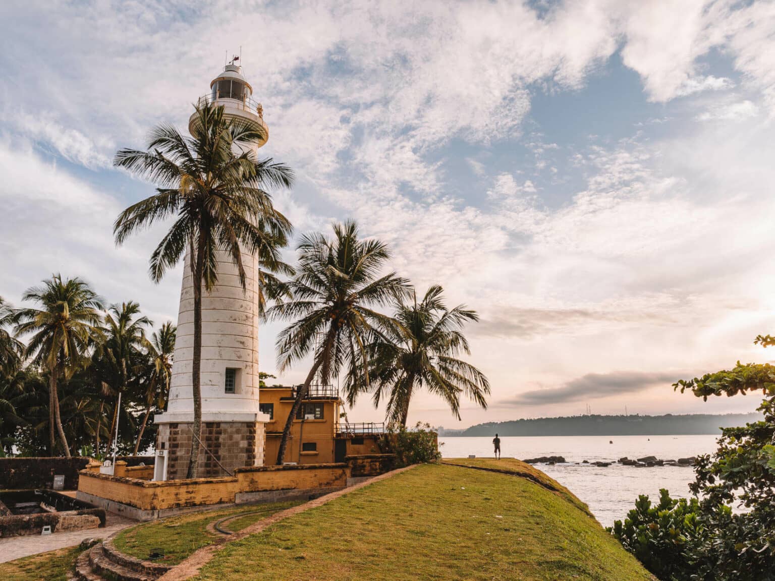 Direkt am Wasser thront der schöne Leuchtturm der Stadt Galle auf Sri Lanka.