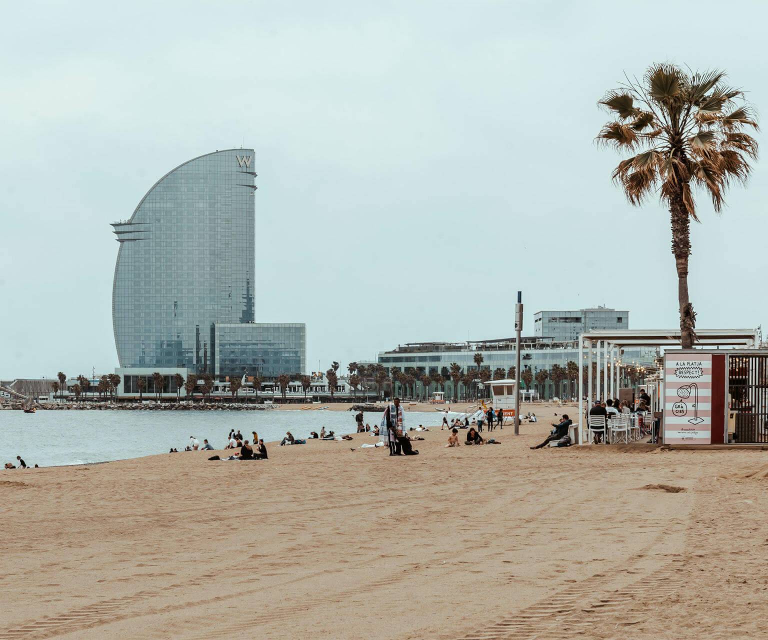 Dieser Strand in Barcelona zählt mit zu den Sehenswürdigkeiten und Geheimtipps